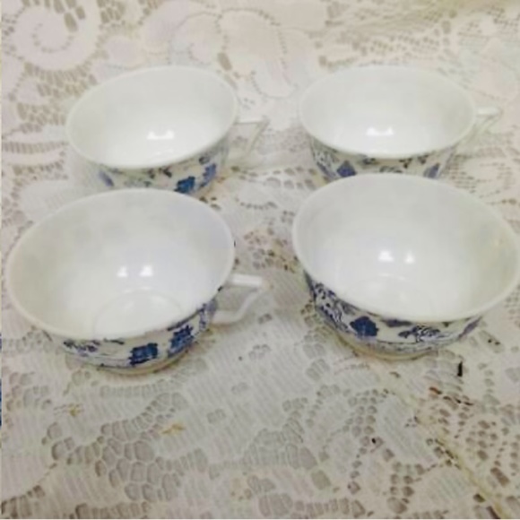 (SOLD) 1950s 13-pc Ideal Blue Willow, Child’s Tea Set - Picture 4 of 8